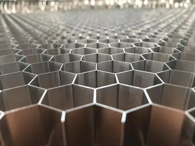 鋁蜂窩板，讓現代建筑更具科技感！-吉祥裝飾