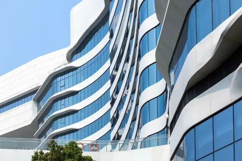 白色鋁板搭配藍色幕墻，恰似藍海白浪~