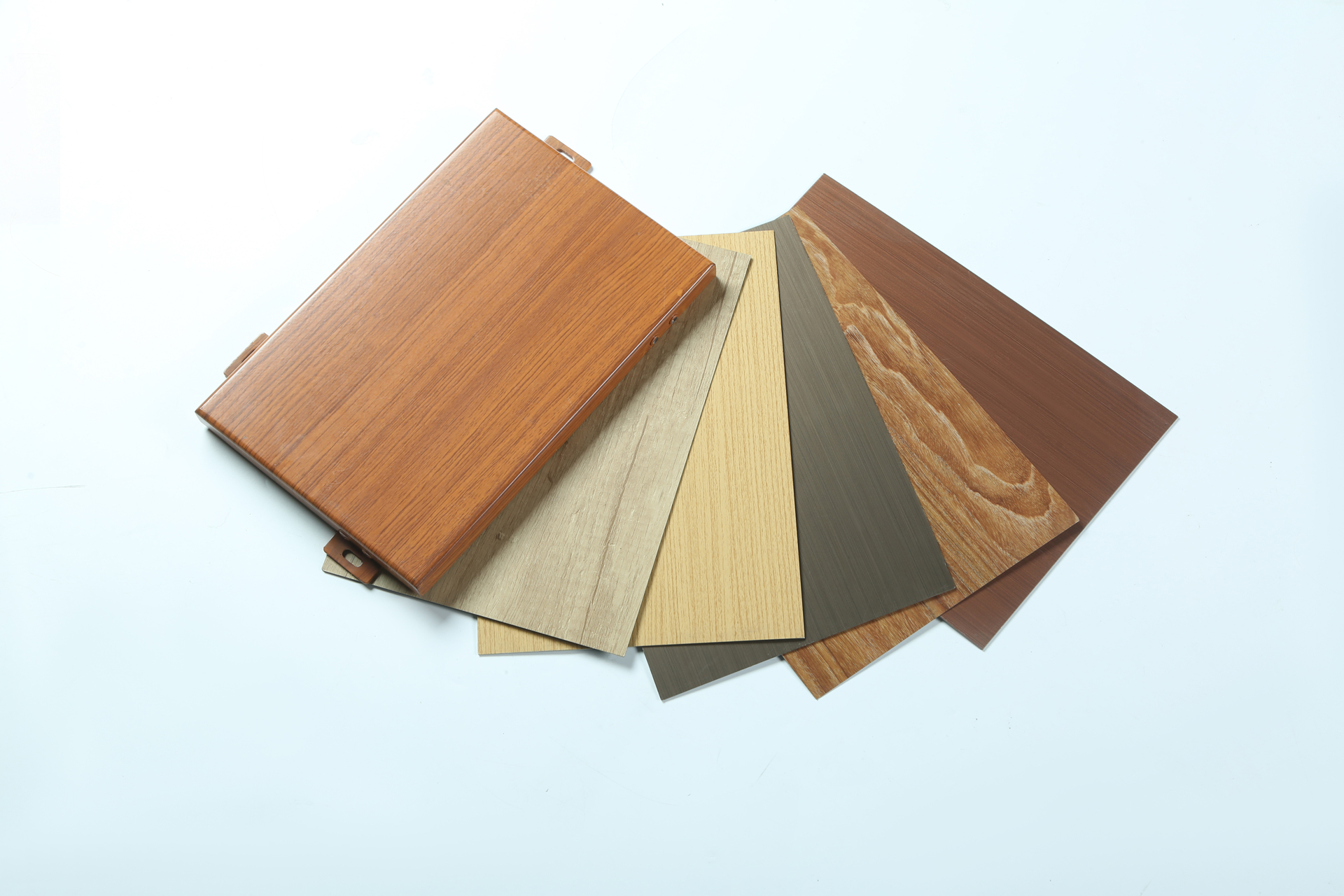 氟碳鋁單板和熱轉印木紋鋁單板有什么區別？看完這篇文章你就知道了