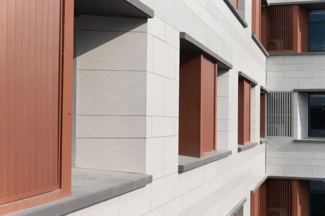 校園立面還在用涂料？無(wú)錫文博實(shí)驗(yàn)中學(xué)的選材思路給你標(biāo)準(zhǔn)答案！